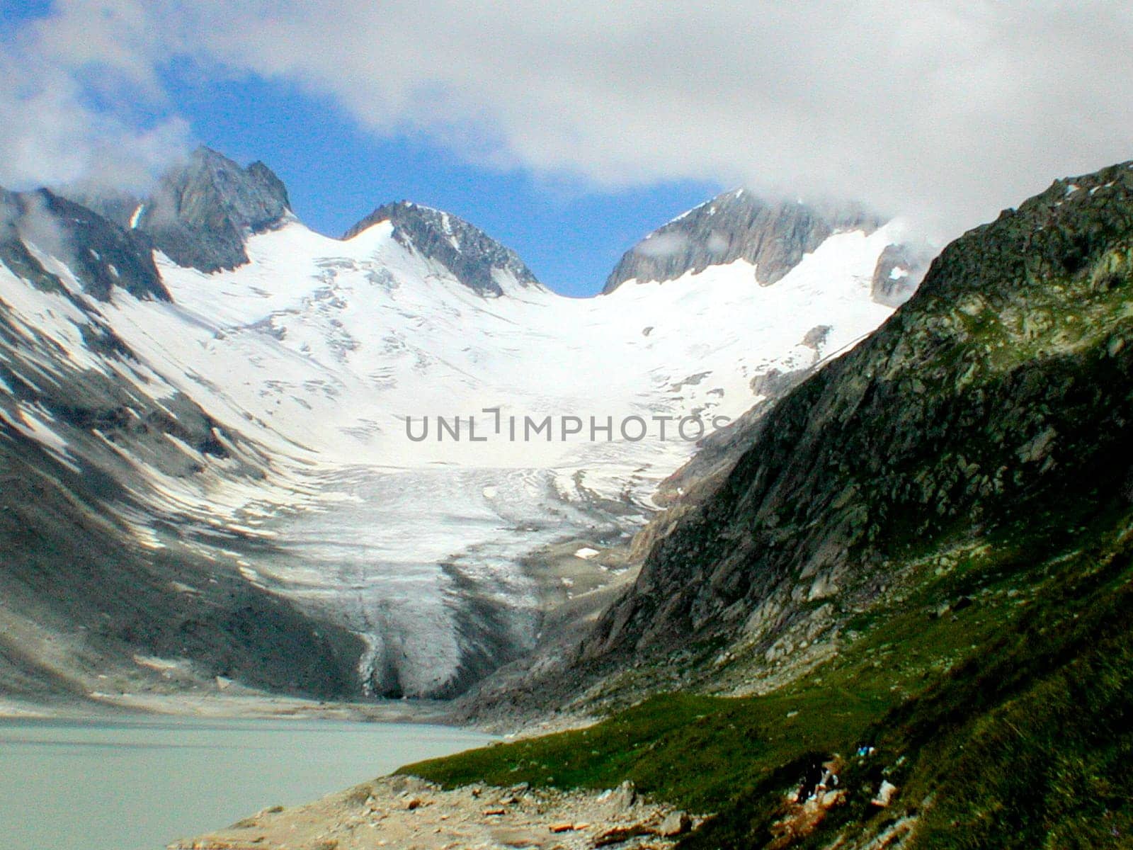 The upper end of the reservoir with a glacier