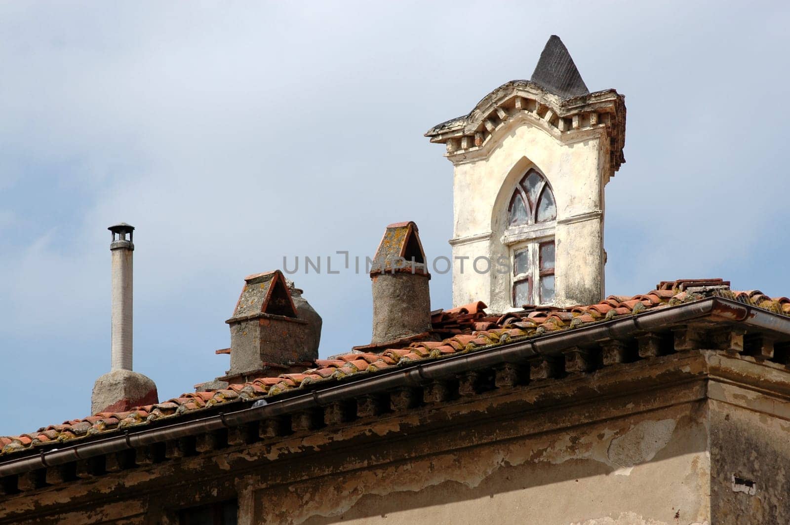 The turret is a roof turret. A slender,mostly wooden superstructure,which seems to ride on the roof. As a rule,however,it stands on the construction of the roof truss by means of posts. A roof turret serves as a belfry for smaller bells at ki