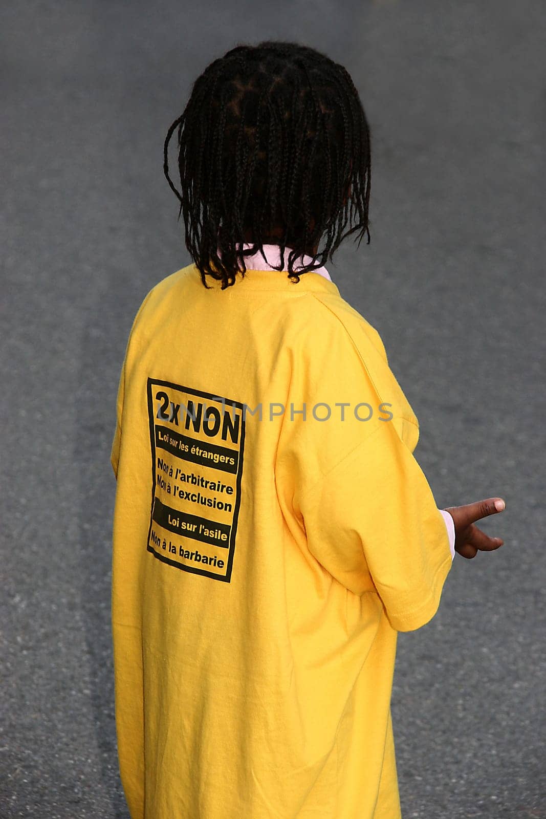 NO to the inhumane asylum law The stricter asylum law is inhumane. It prioritizes combating abuse over protection from persecution and violates the Refugee Convention. Persecuted people and their families are endangered instead of protected. The Massna