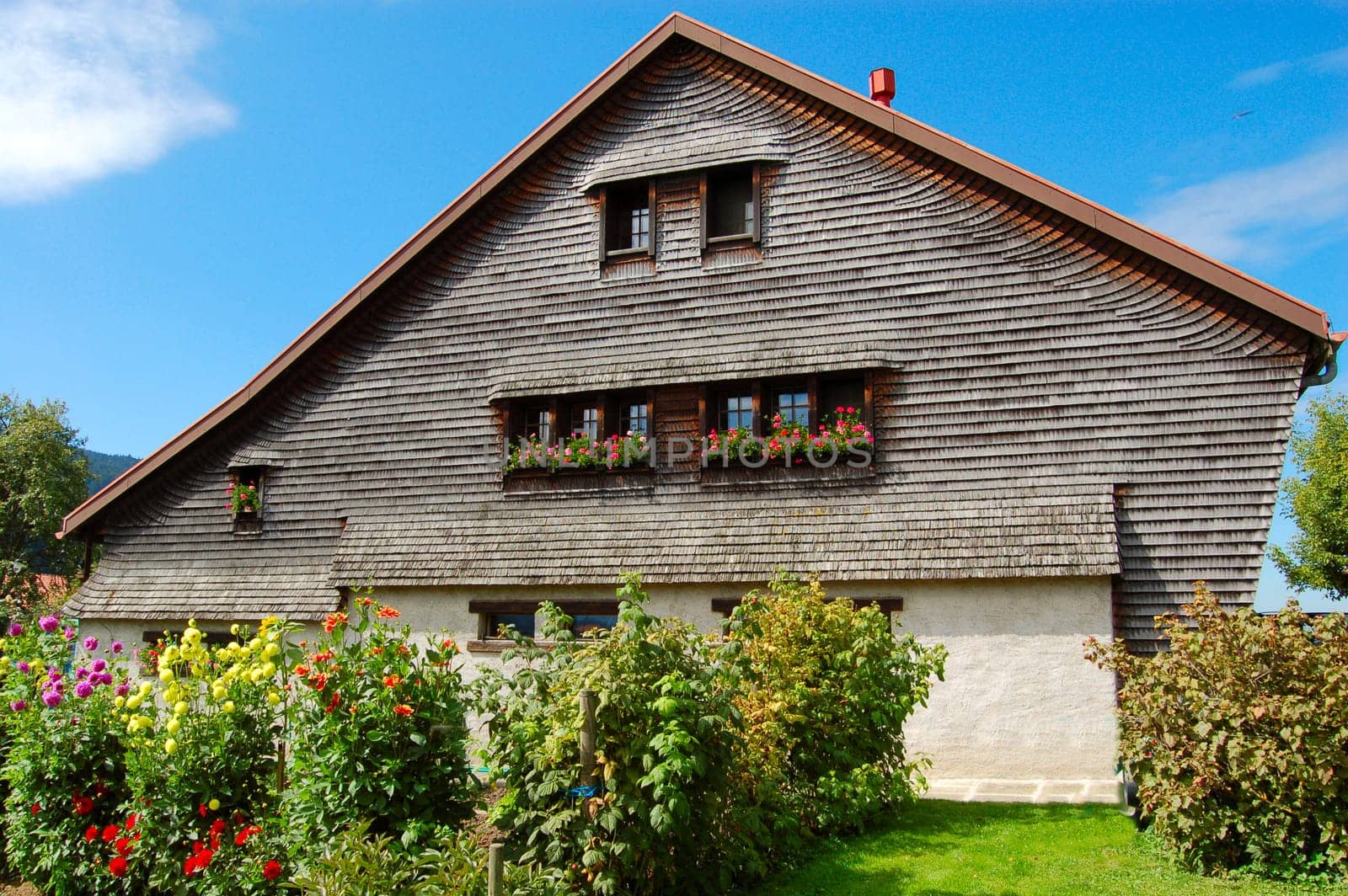 In 1968 Gruyère farmhouse converted into a 2-family house dating from around 1900. Under the strictest official conditions,nothing was allowed to be changed on the outside