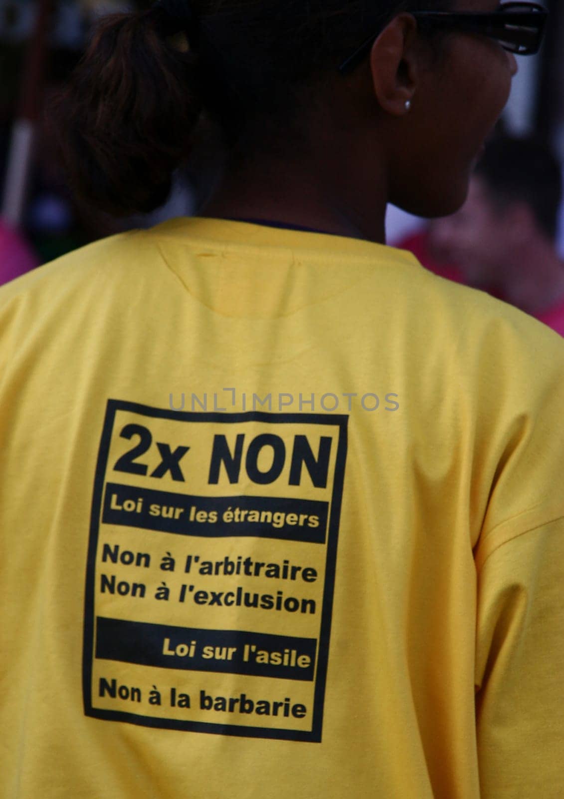 NO to the inhumane asylum law The stricter asylum law is inhumane. It prioritizes combating abuse over protection from persecution and violates the Refugee Convention. Persecuted people and their families are endangered instead of protected. The Massna