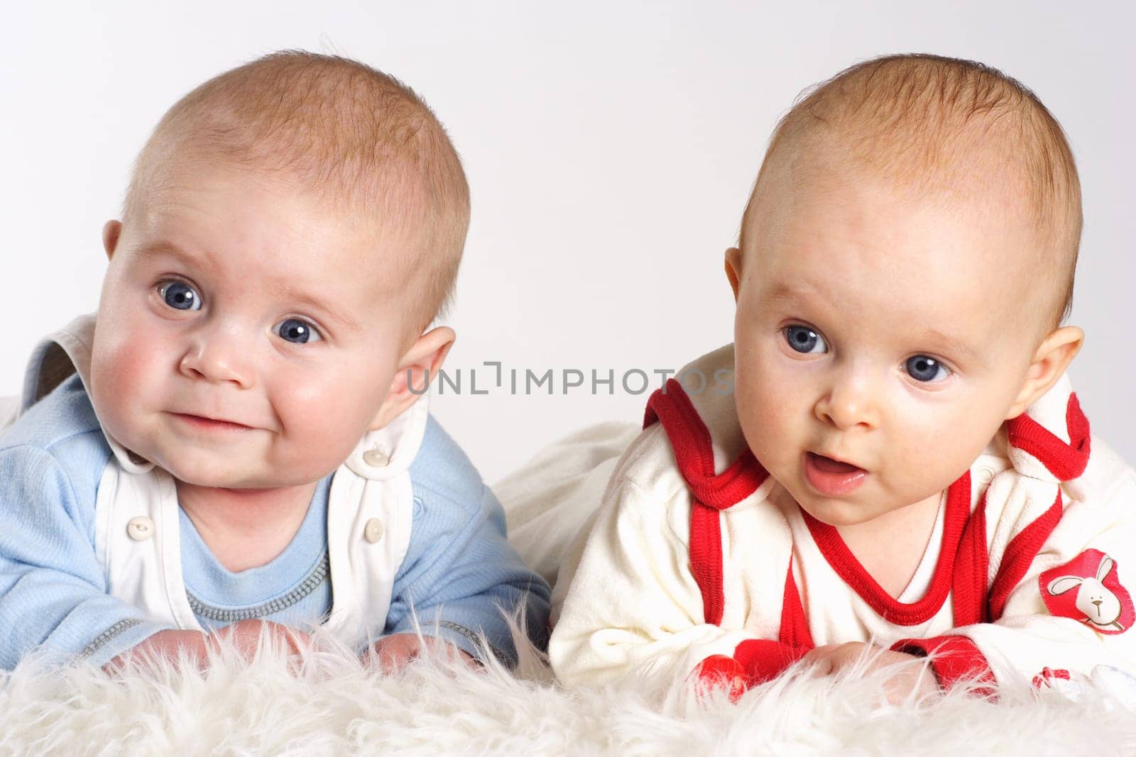 Photo shows 2 babies with current baby fashion