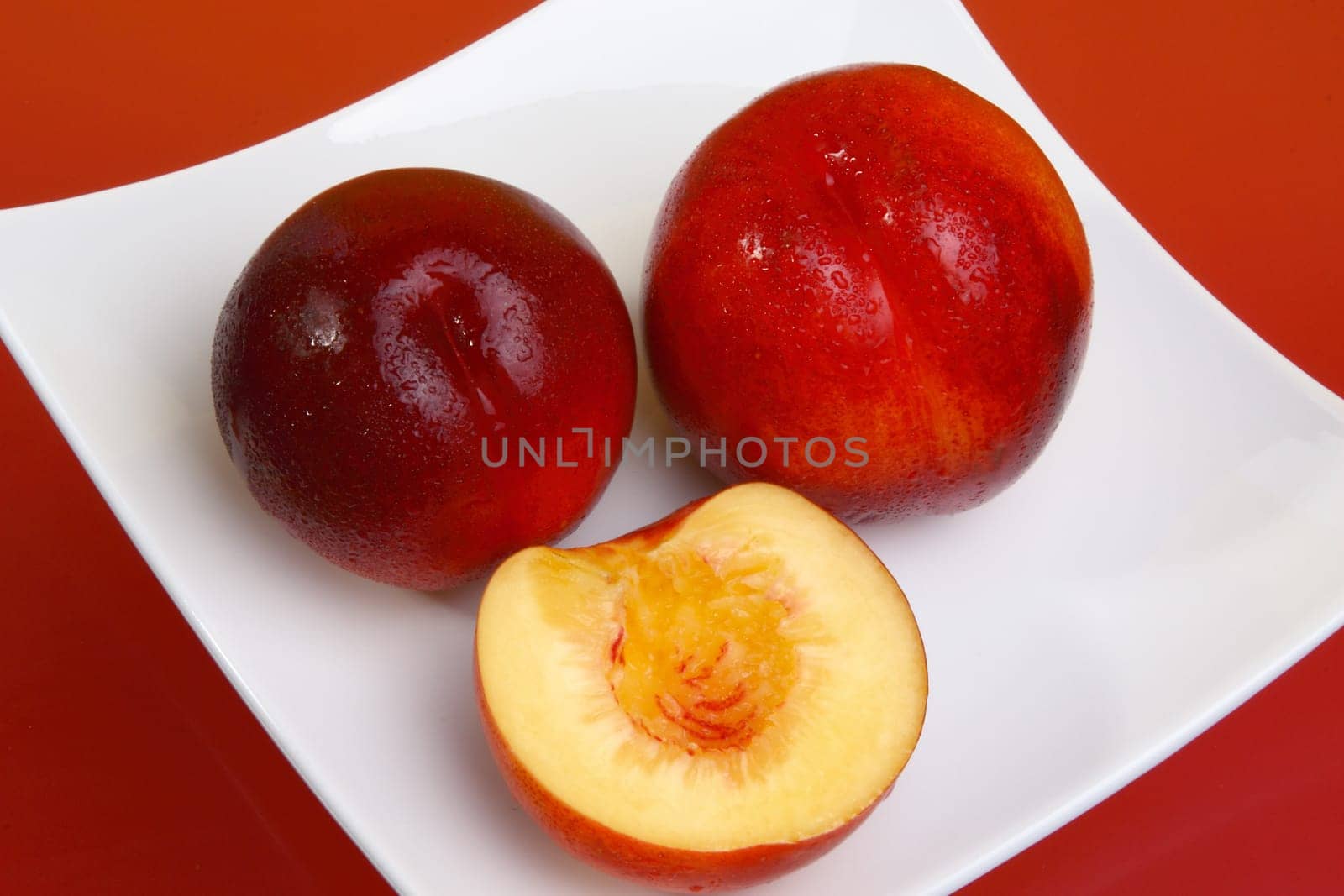 Nectarines with and without plates