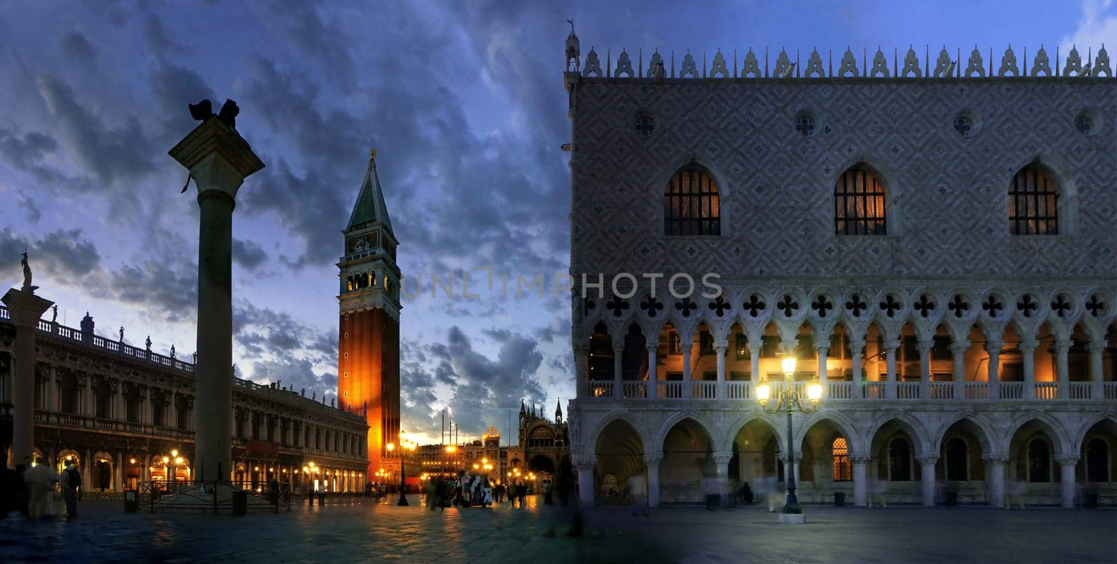 After we had looked at Venice by day two years ago,we chose the evening and night for a visit this year. I have to say it was an experience. The picture was taken from five portrait images (wide-angle 28mm at KB) and with