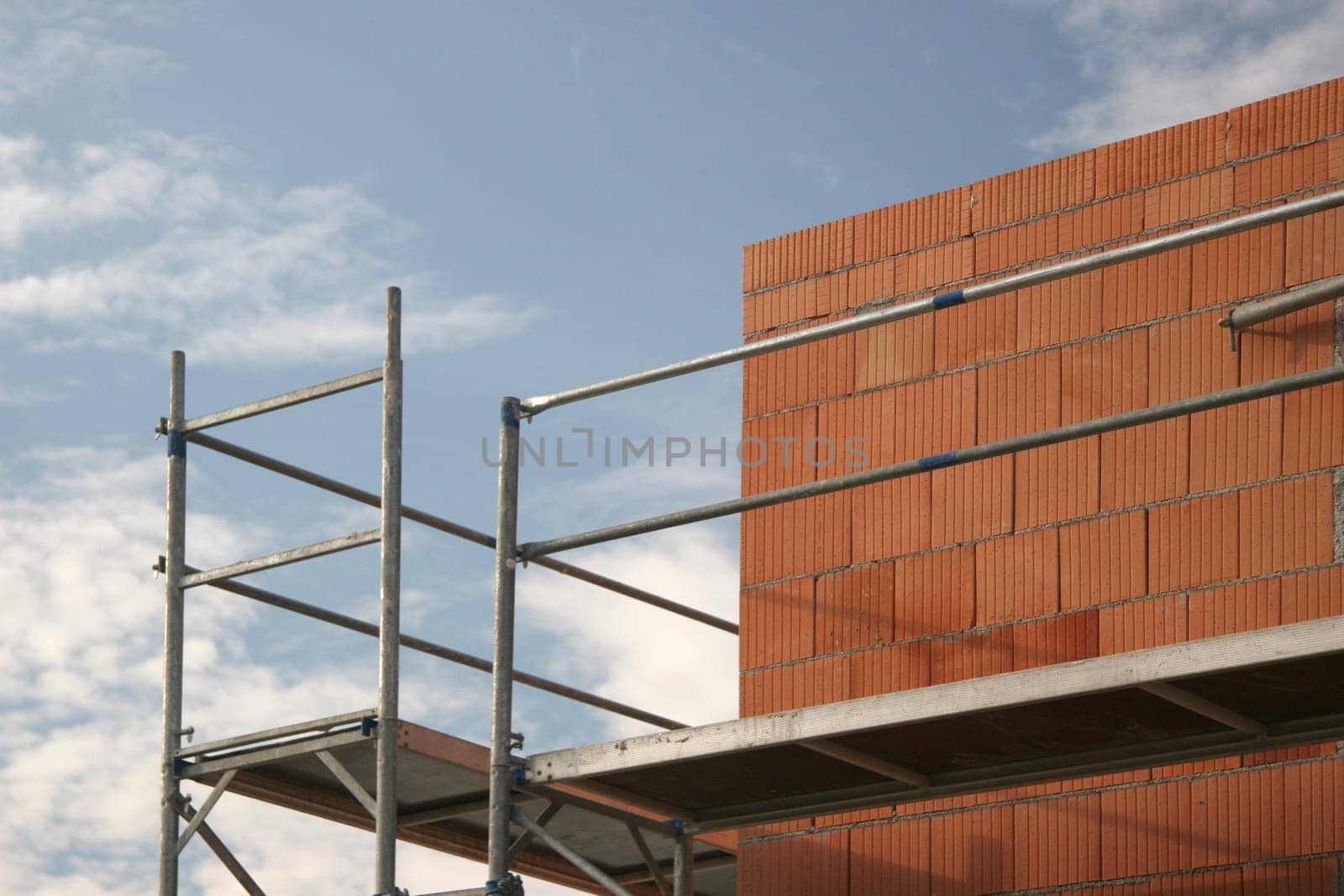 Shell construction with scaffolding