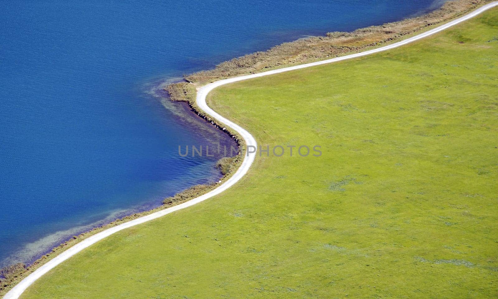 By popular demand,I cut the image so that the path runs diagonally into the corners. As a result,the snarling "concrete pontoon"" is no longer visible in the picture. I ask you for your honest opinion on the picture ""Before and After"