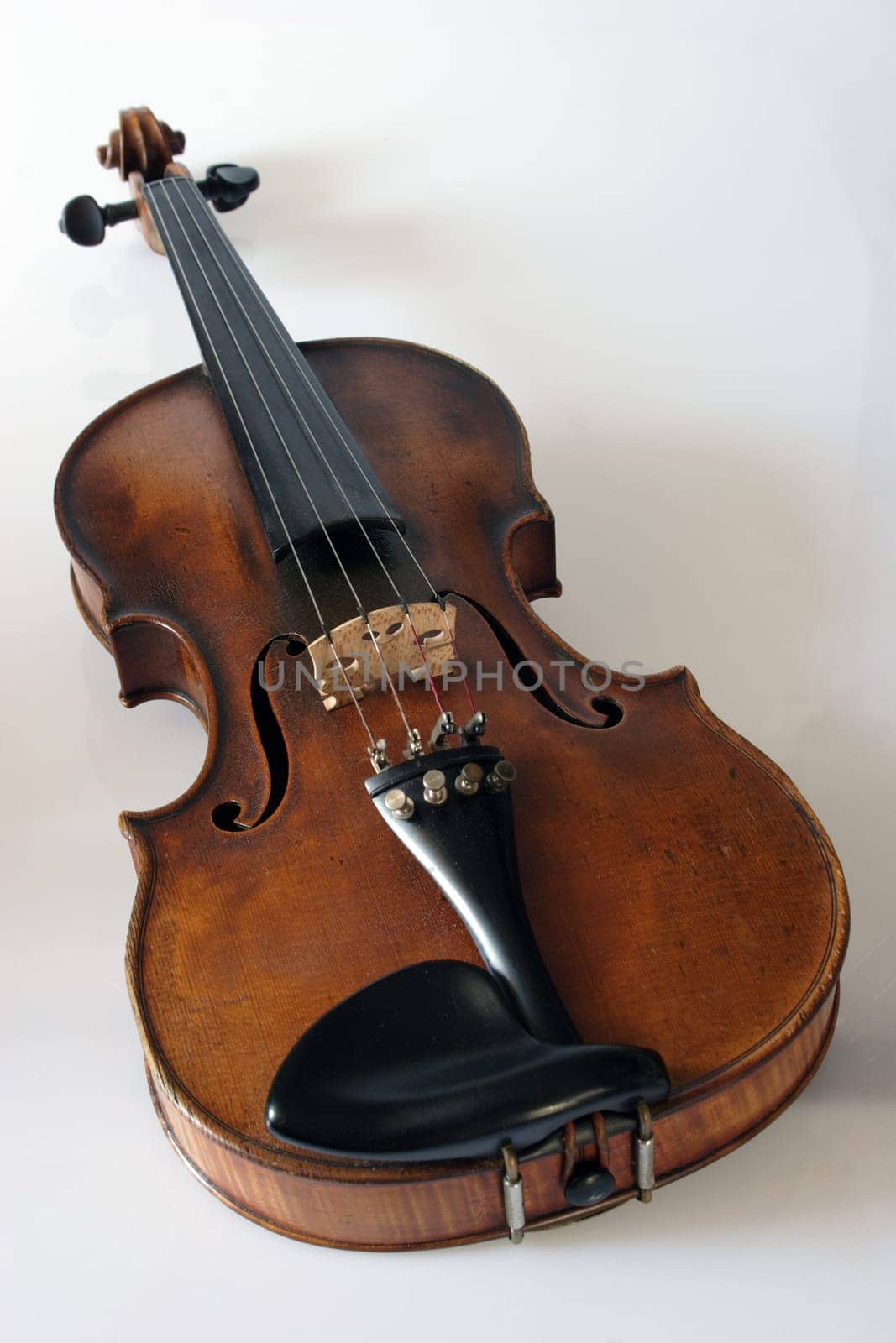 Was able to lend me this old violin. I am fascinated by the aesthetics of this instrument.