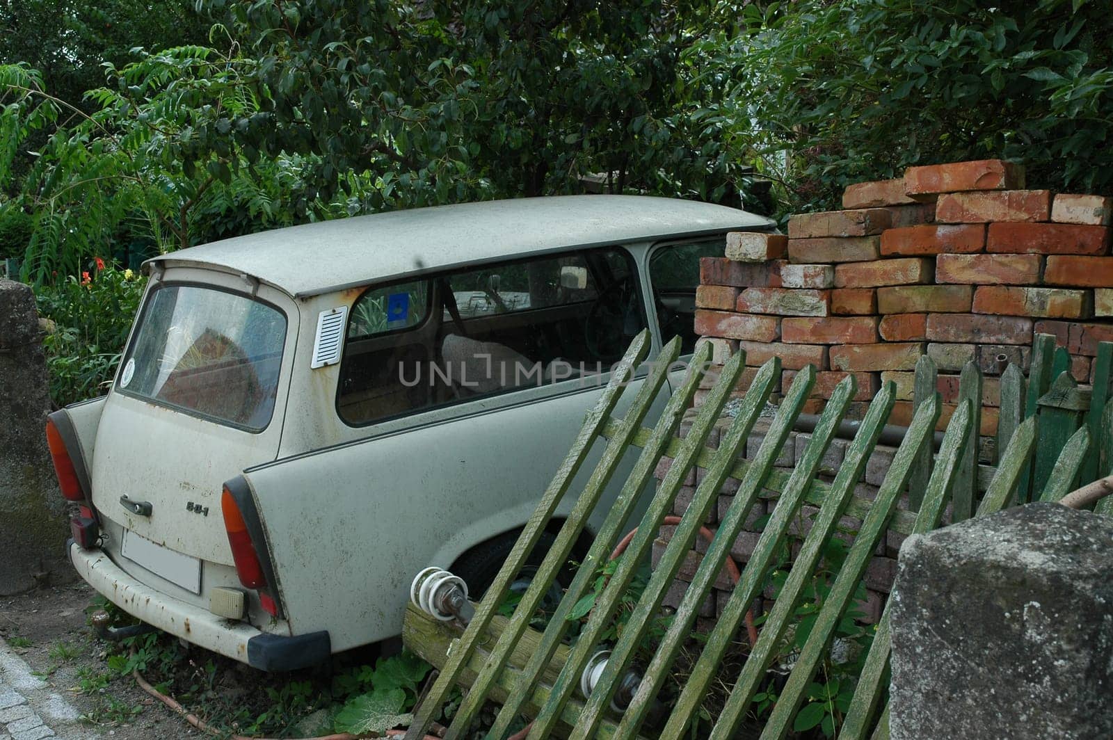 More and more Trabbis are giving up their ghost and are simply parked. There's even a wall nearby....!