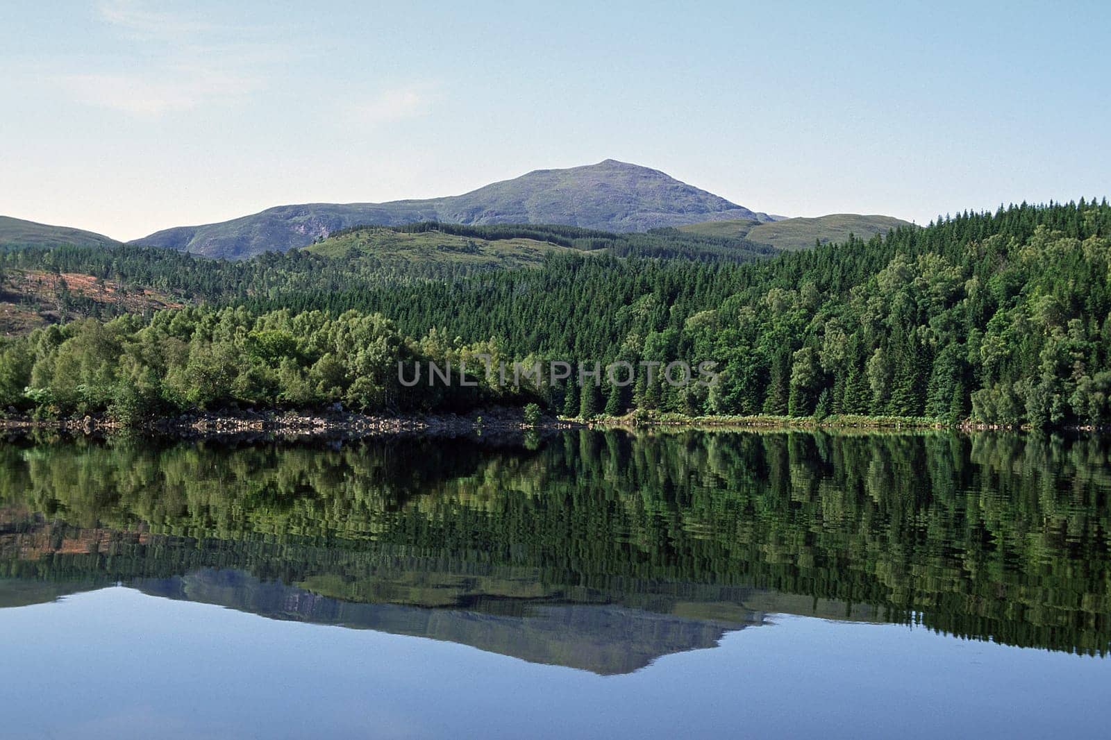 Loch Garry, Wasserspiegelung, Schottland