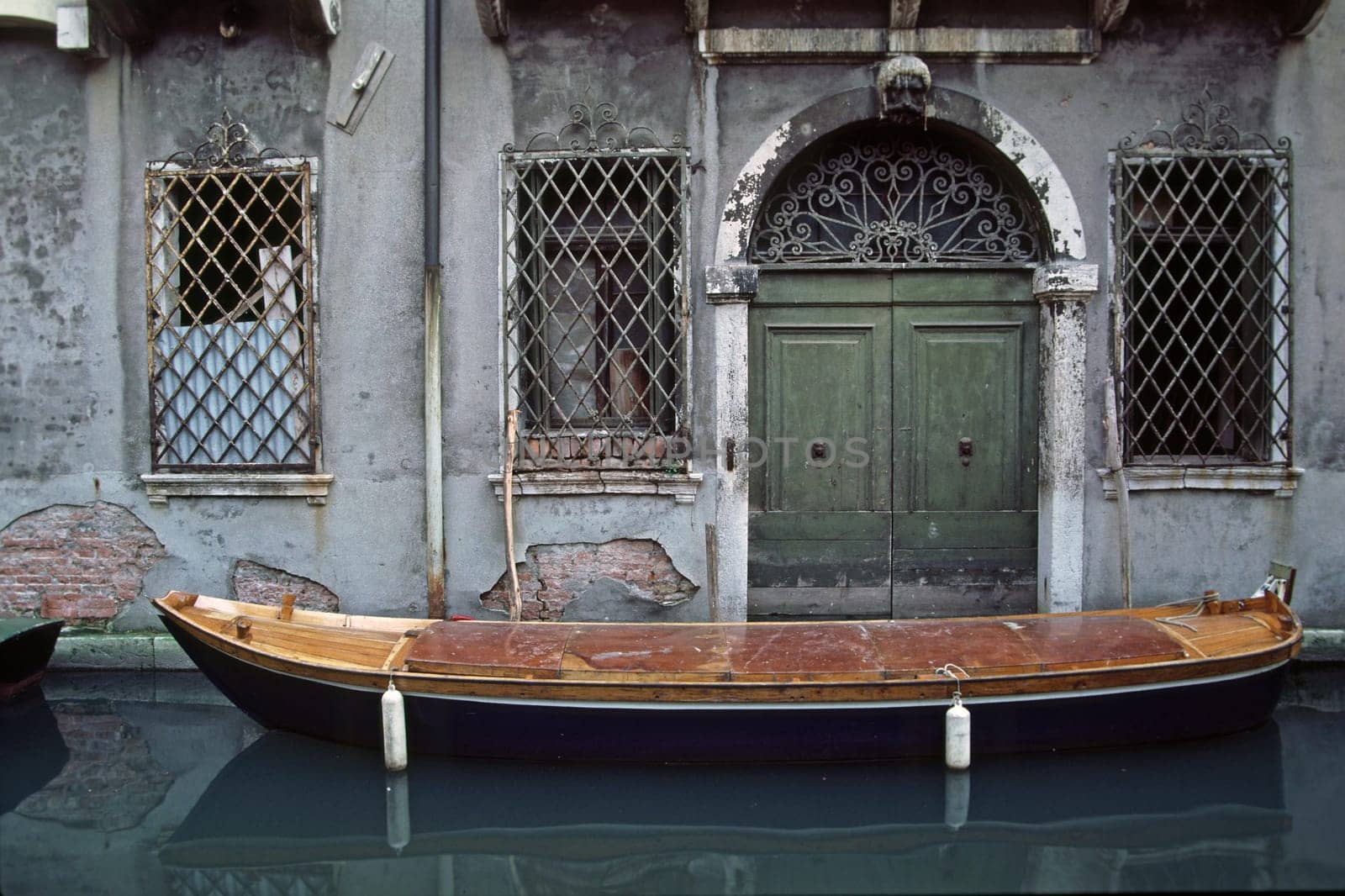 Venedig, Boot vor grüner Tür