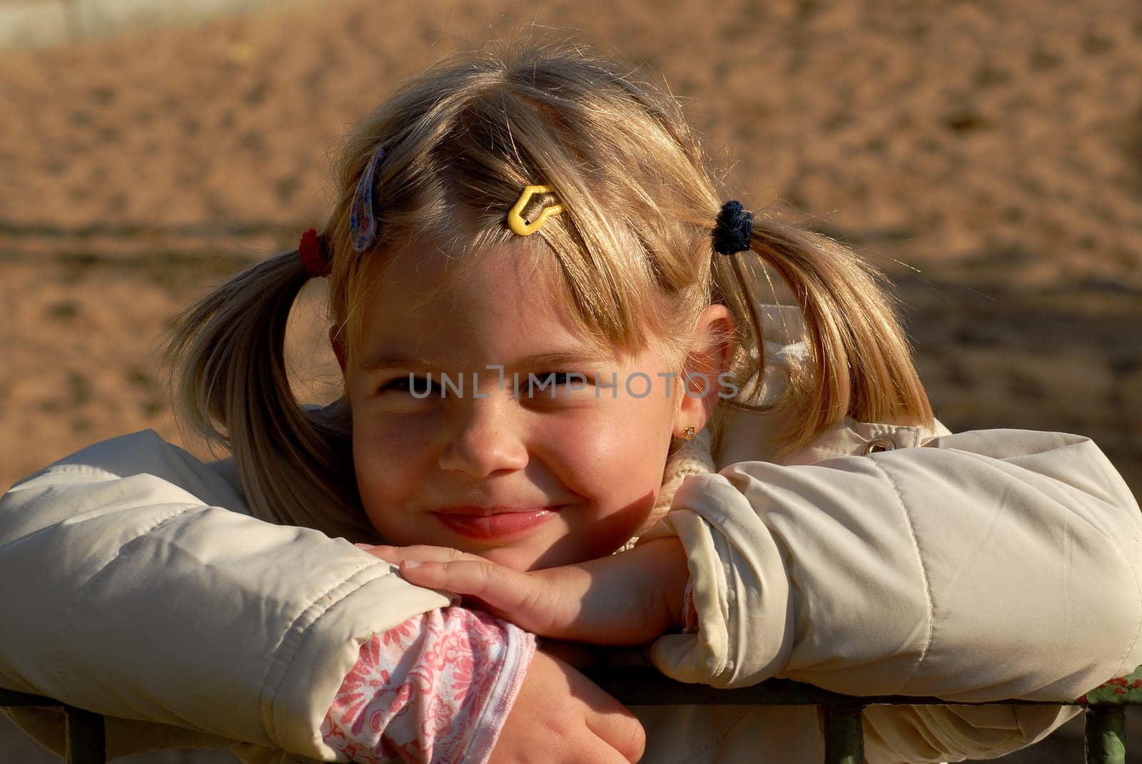 Yes,today she really is a little sun child. Since the light was made around noon,it's something very glaring! So the little one stood at the fence and waited for her mom to pick her up from the daycare.....!:-)