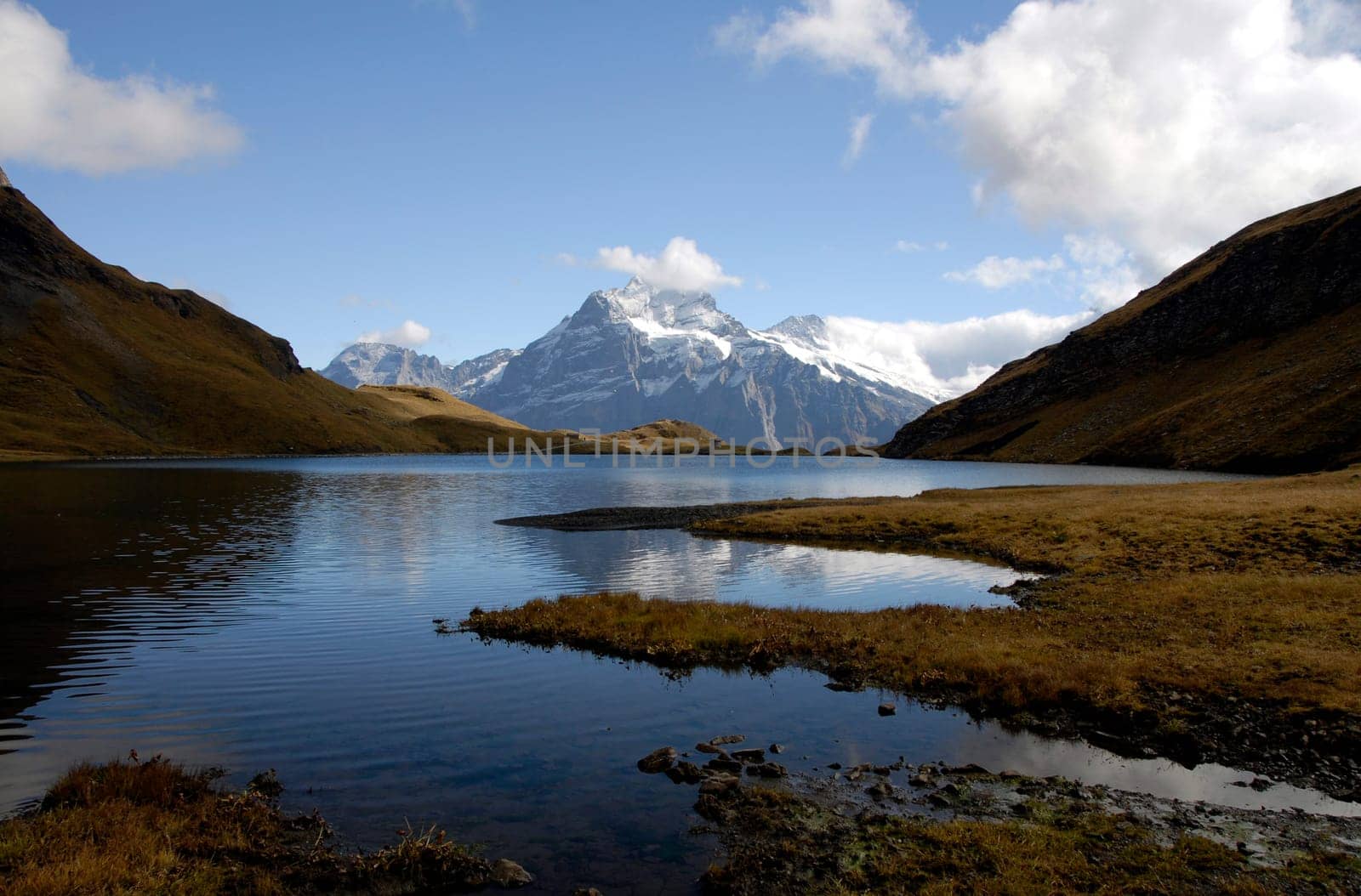 is a picturesque small mountain lake on the First above Grindelwald in the Bernese Oberland. It is located at 2,265 m.a.s.l. and consists of two parts,separated by a small natural dam,with the lower part being 6 meters lower. From its shores b