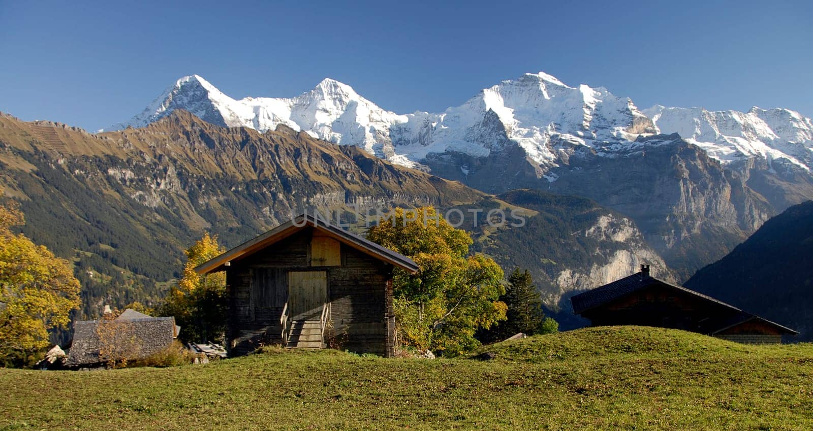 The idyllic village of Isenfluh (1084 m) with its 80 inhabitants is located with its cable car Isenfluh-Sulwald only a few kilometers from Lauterbrunnen on a steep mountain terrace,from which you have a magnificent view of the mountains,from the egg