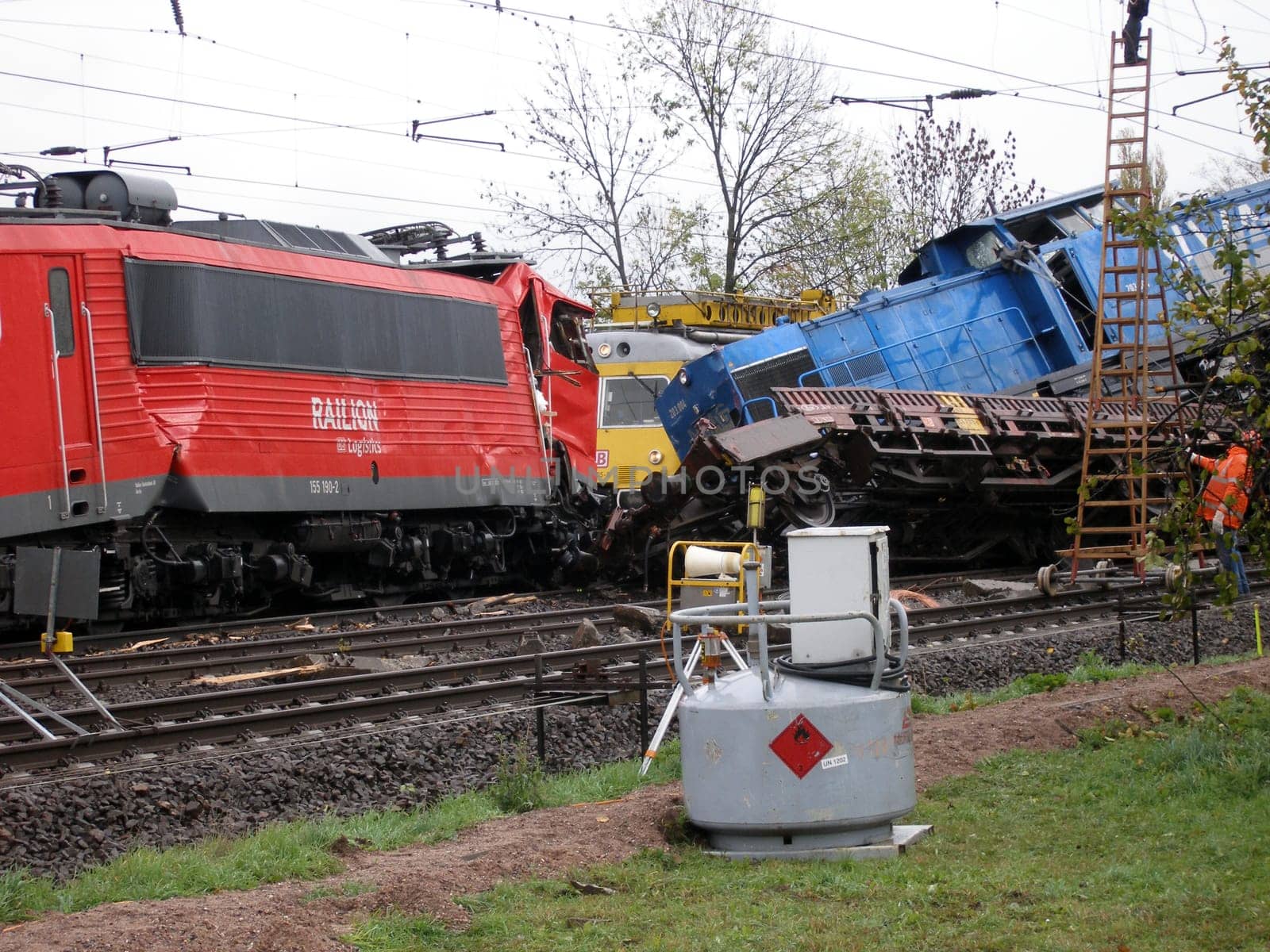 Fortunately,this accident resulted in only 3 people being injured. A tank car train and a construction train collided during the night. The recovery with heavy equipment certainly takes days. A 160 tonne crane was requested.