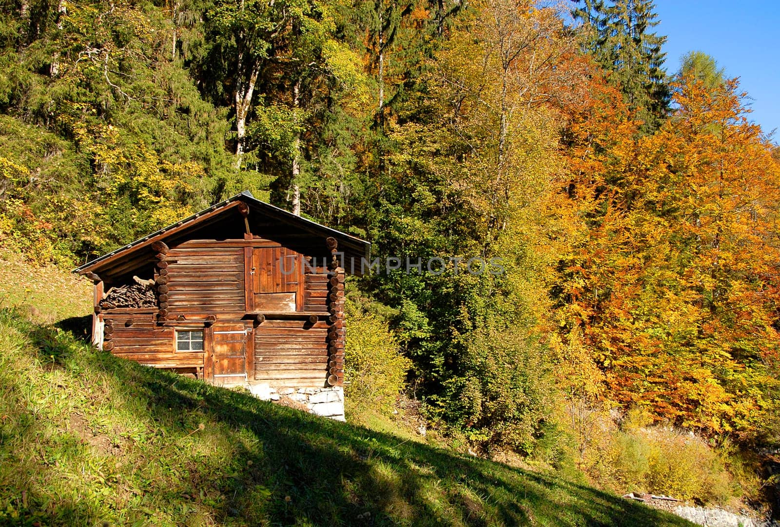 At altitudes between a thousand and two and a half thousand meters,you can find secluded hay stores. In the summer season,when the cows graze on the alpine pasture,they are also inhabited by farmers and shepherds. These huts are usually kept very simple and have