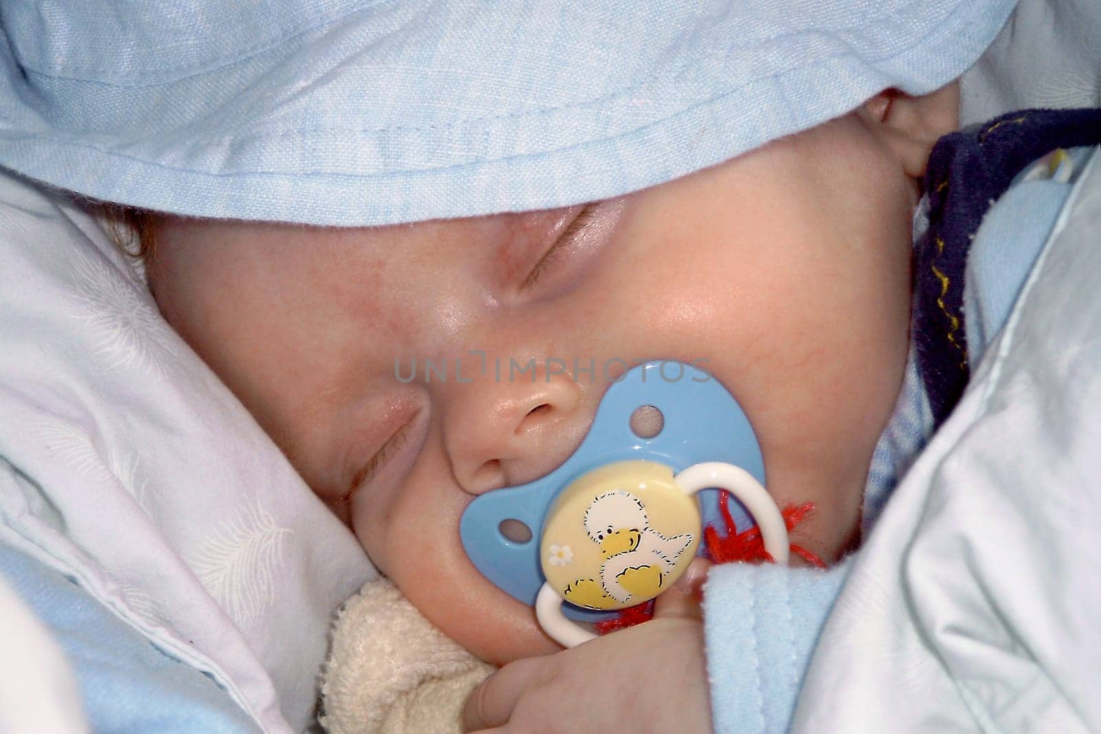 Sleeping baby 6 months with pacifier