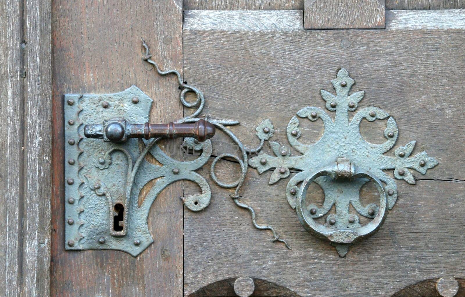 A door knocker is used by the visitor asking for admission to draw attention to himself. In most cases,the movable ring or mallet of the knocker,as well as the surface on which the ring is tapped,is made of metal in order to still be able to withstand even with very solid doors.