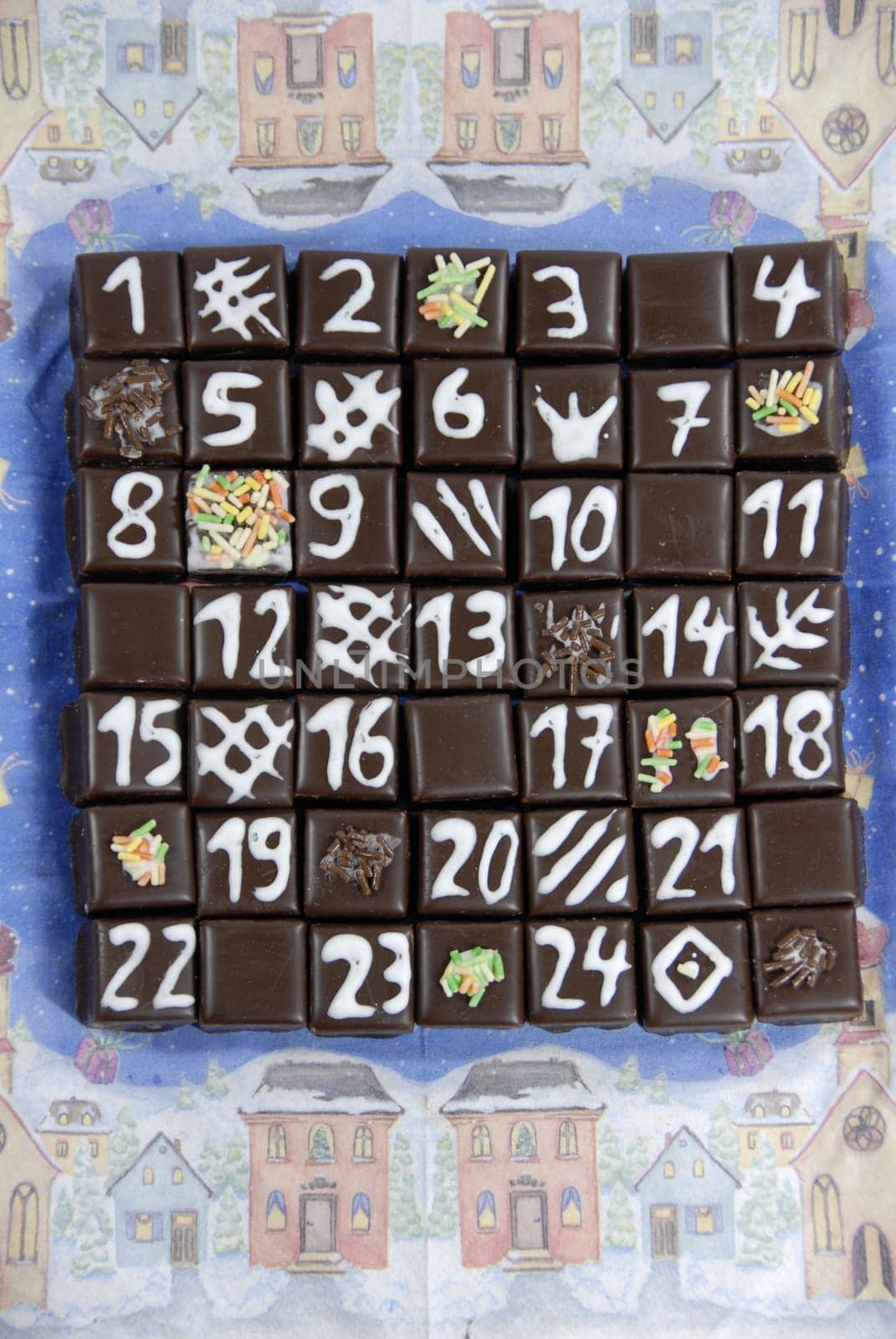 So we held back with the dominoes and took pictures first. Now there are only lighter or darker,sharper or more blurred,because now 3 are gone o) Happy 1st Advent JetteAss P.S. Make by Mama