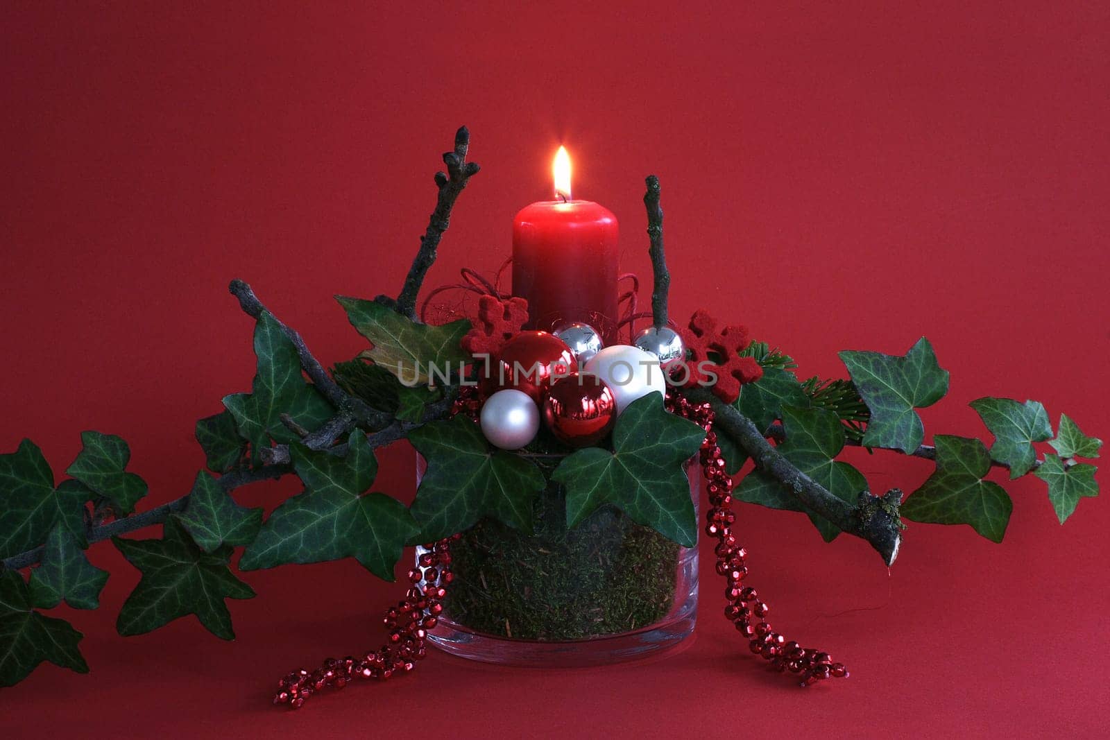 Advent decoration red with ivy