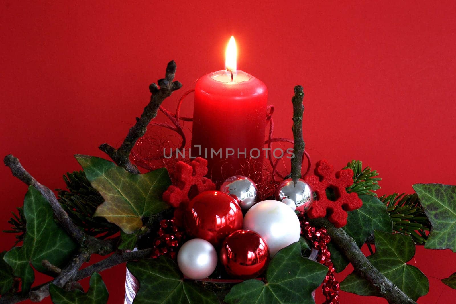 Advent decoration red with ivy