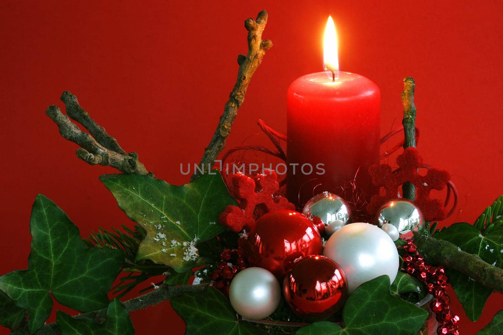 Advent decoration red with ivy
