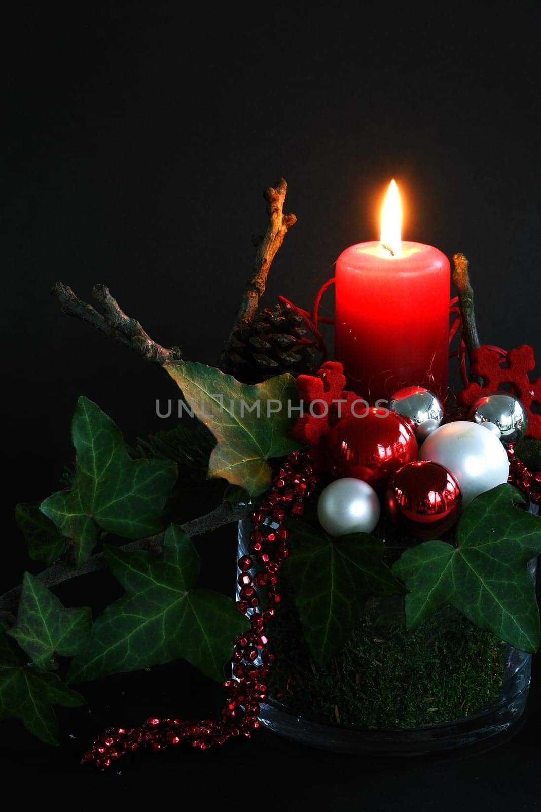 Advent decoration red with ivy