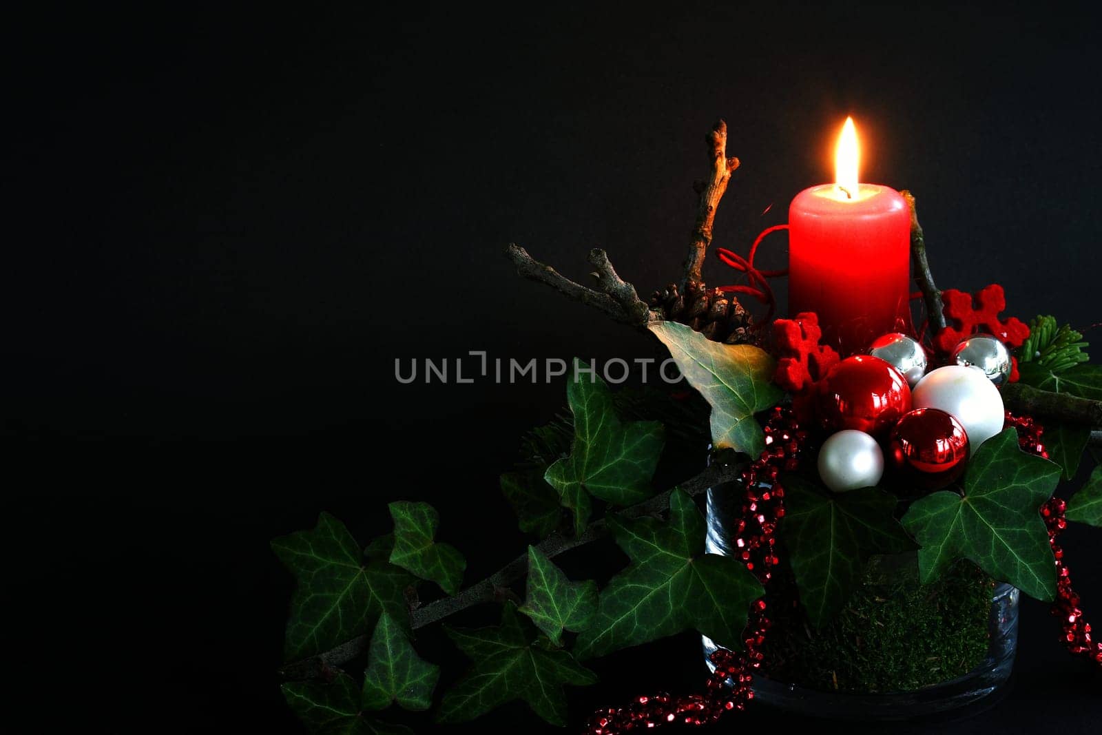 Advent decoration red with ivy
