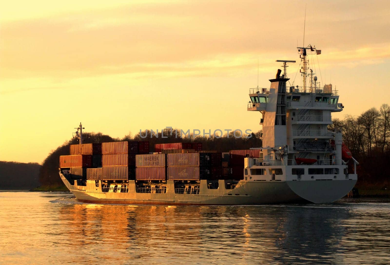 Feedership in the Kiel Canal
