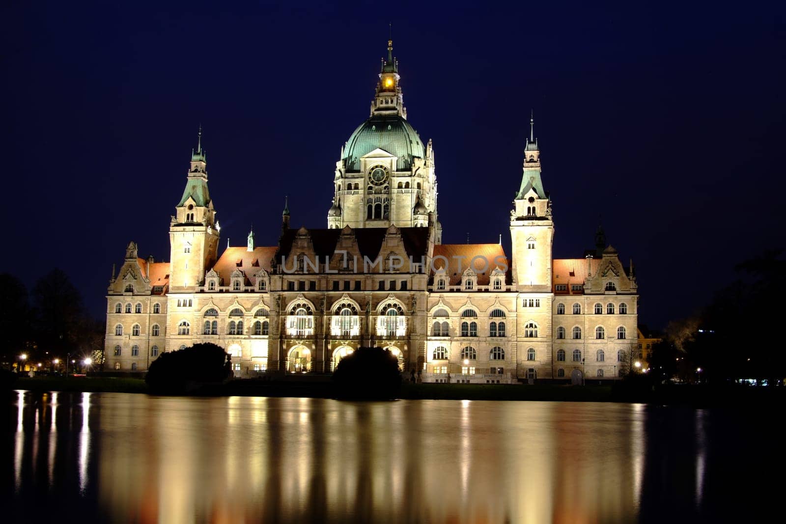 New Town Hall Hanover in the light of the lake side