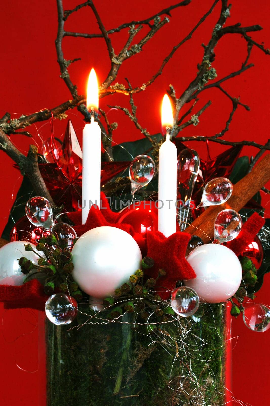 Advent decoration red with ivy