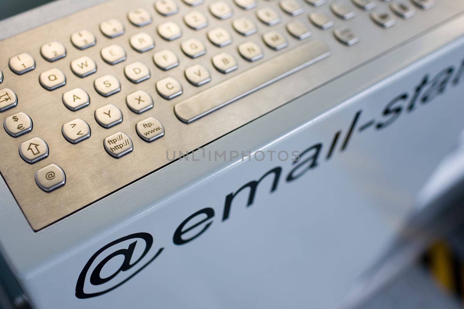 E-mail station