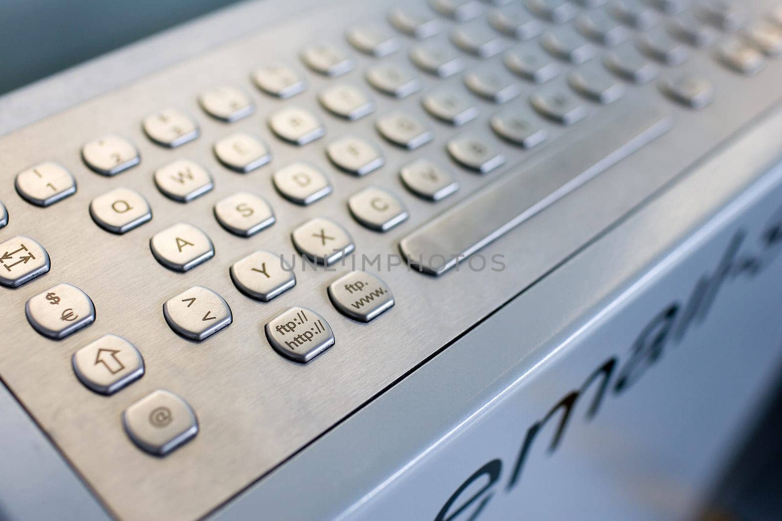 E-mail station