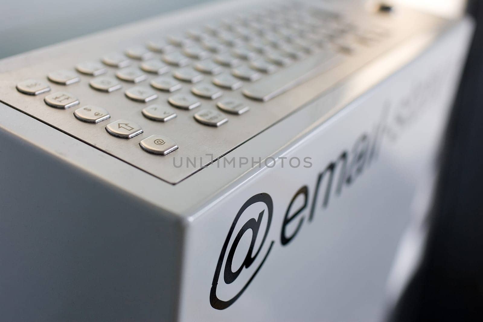 E-mail station