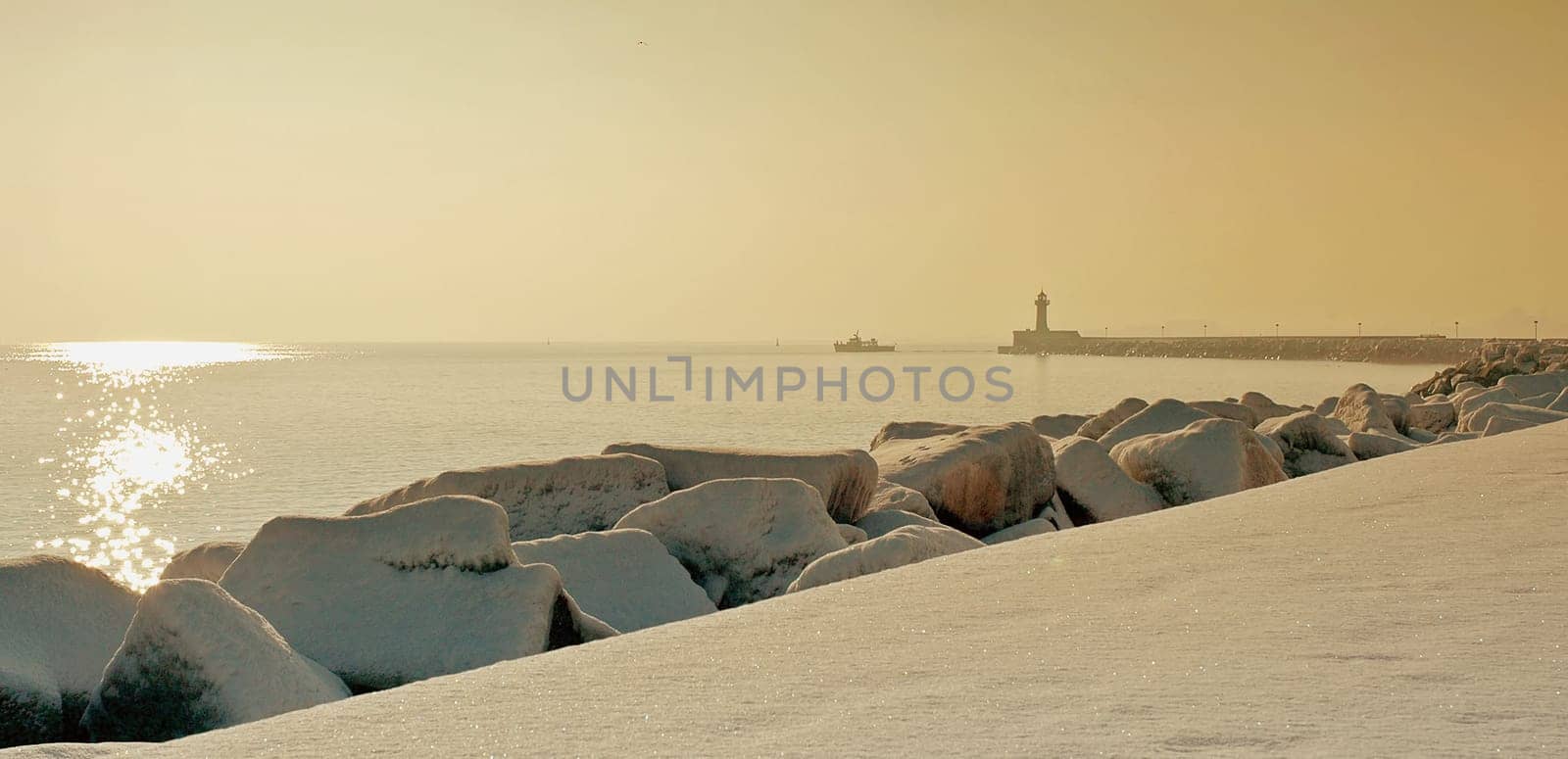 I wish you that you can enjoy the peace and quiet a little between the years..... e.g. during a walk by the sea!