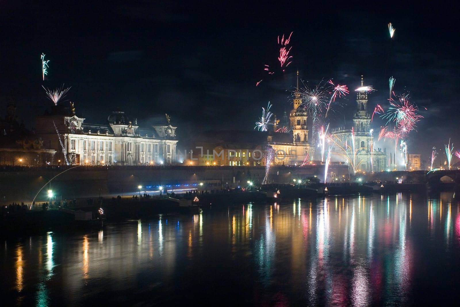 As every year,thousands of Dresdeners welcomed the New Year in front of a historic backdrop.