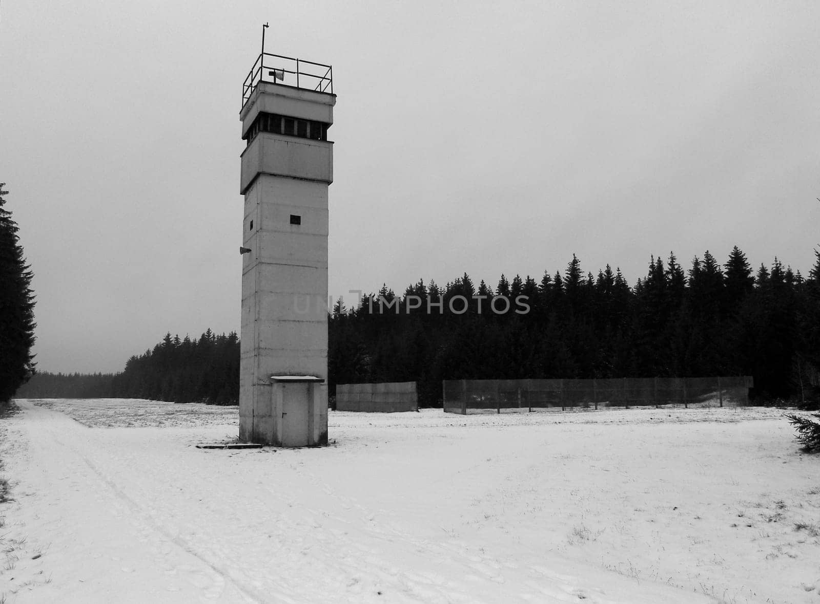 These last,freely visible meters to the fence were often still equipped with mines! The towers stood in such a way that there were no gaps in sight between the towers. At night,the fields of vision were illuminated with spotlights. Although there is no limit