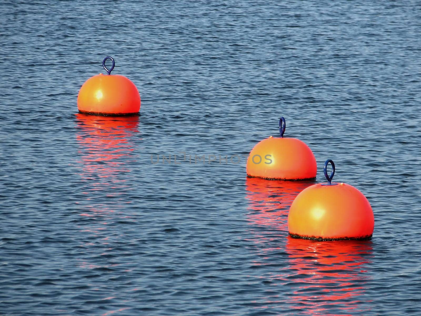 Buoys are available as anchor buoys or as stern buoys on the jetty. They are anchored to the bottom of the body of water so that they cannot leave their position. Concrete blocks and/or heavy iron parts (such as tire rims) are used for anchoring.