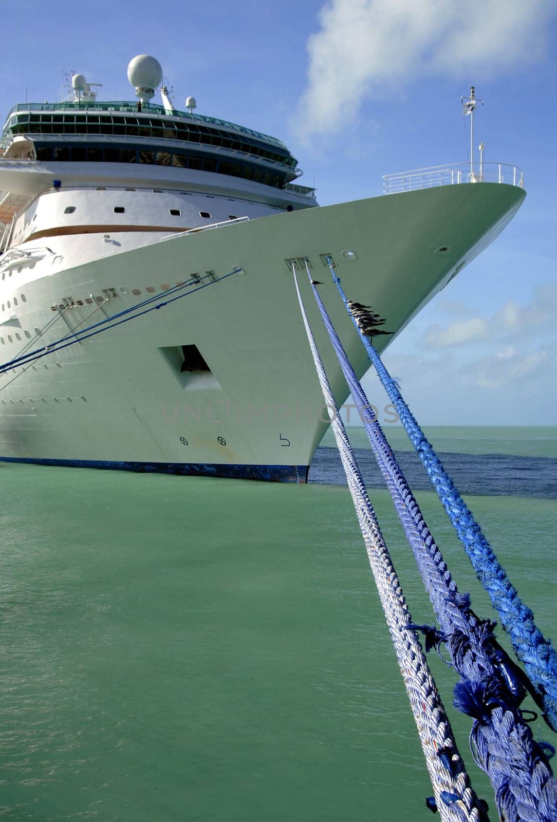 The Majesty of the Seas is a cruise ship that sails under the Norwegian flag with the shipping company Royal Caribbean Cruise Line. Built in 1992,the ship has a displacement of 74,000 GRT with a length of 268 meters and a width of 32 meters. Di