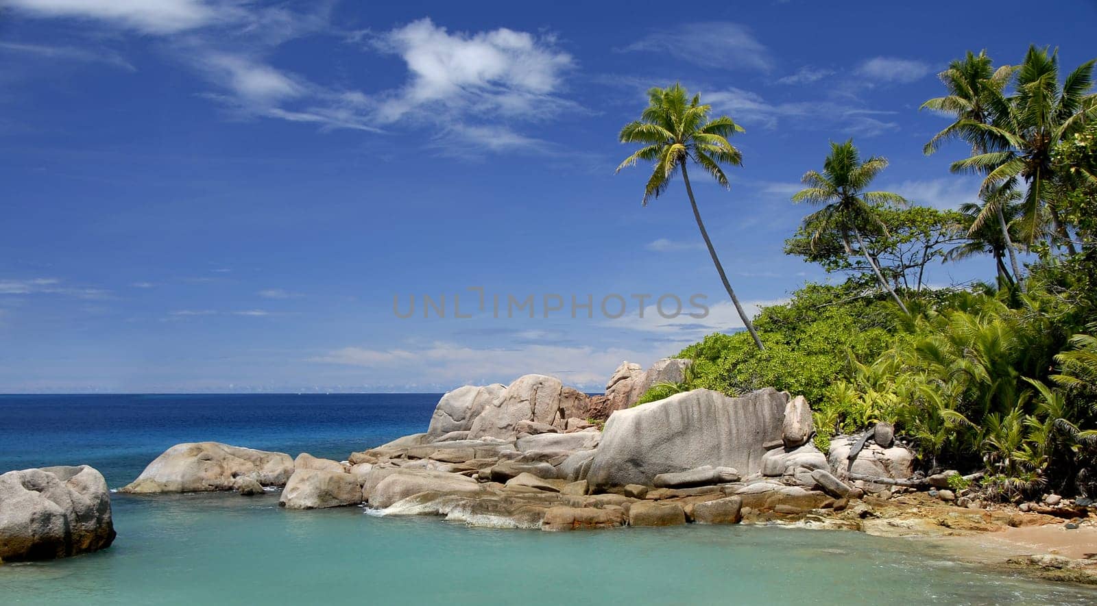 In the Seychelles there are dozens of dream bays and dream beaches where you usually don't meet a soul. Only on beaches that can be reached by car or public bus,you meet other holidaymakers.