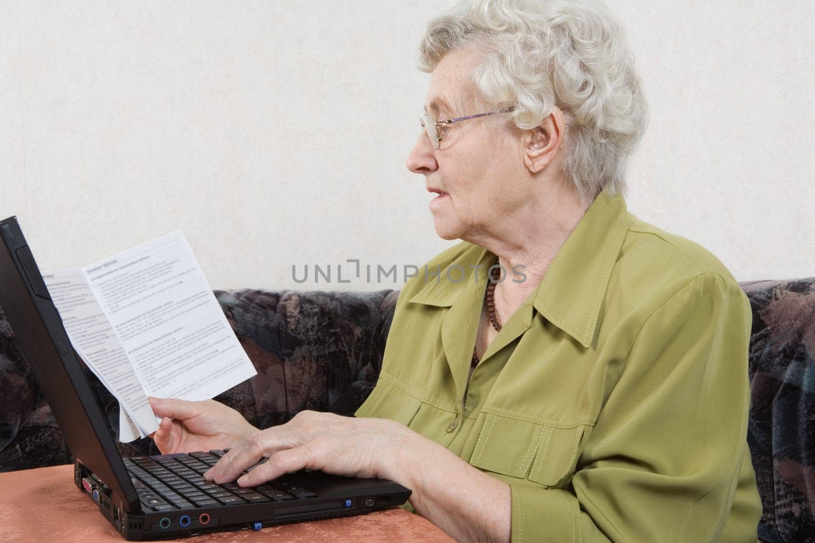 Pensioner at the laptop
