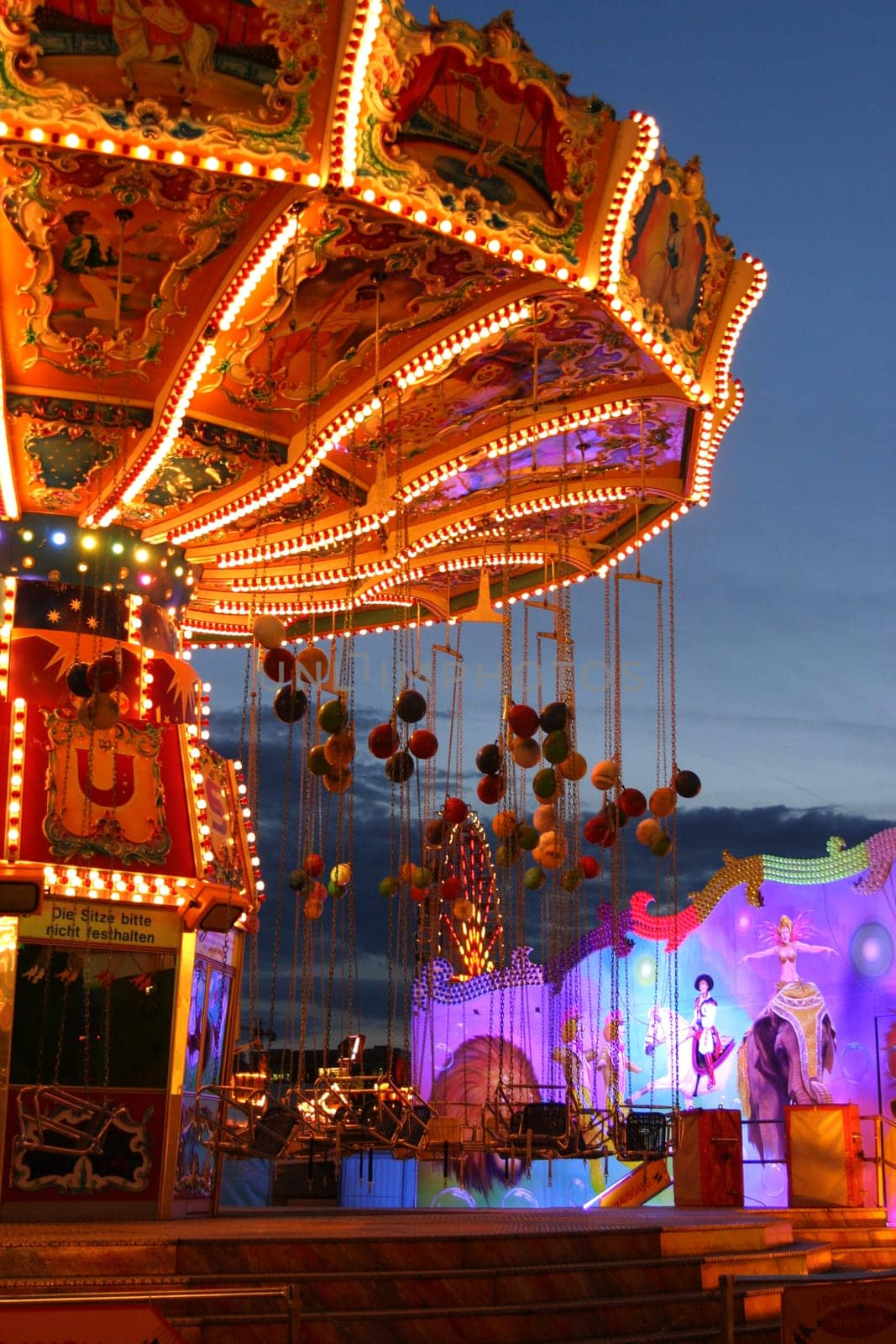 Chain carousel