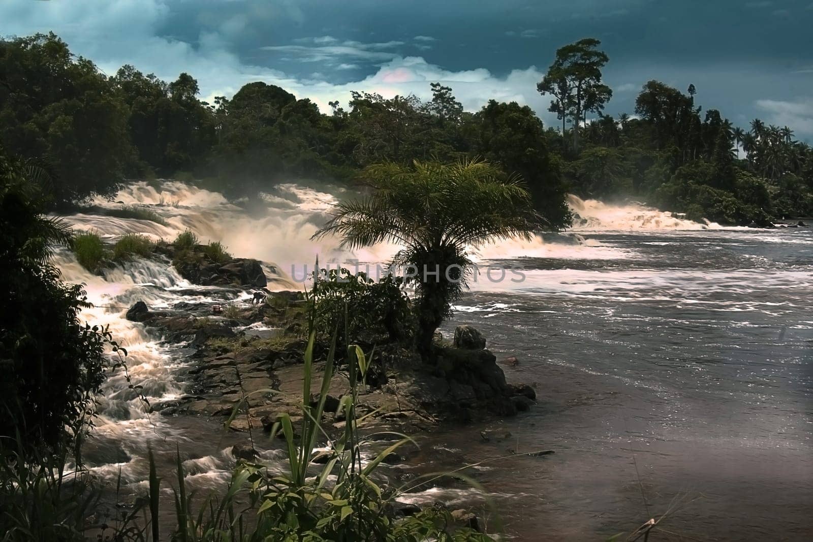 In the south of Cameroon,directly on the border with Equatorial Guinea,the Lobé River plunges from the rainforest directly into the sea as a unique natural wonder. The drop height is just over 80m. The Batangas,the people who live there,live from the fish and krev