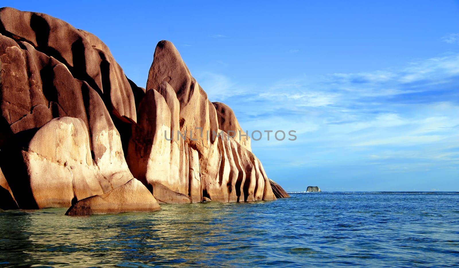 A 700-million-year-old granite rock on the island reveals the solution: Normally,granite is only found deep inland. From this it can be concluded that the Seychelles once belonged to the mainland,more precisely to the supercontinent Gond