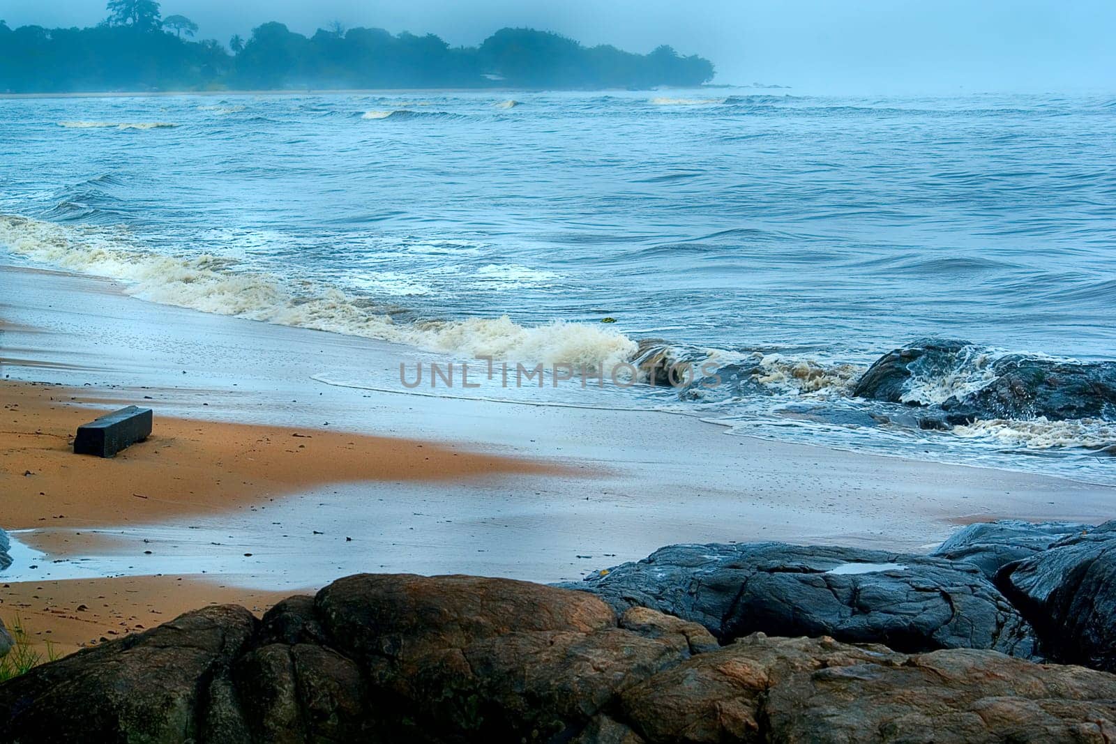 Now it's raining,even though the sun is still shining through,... the photographer has to look for a dry shelter as soon as possible.... put the camera in the dry and I immediately in the water,because it's warm.... the water is over 25 degrees....