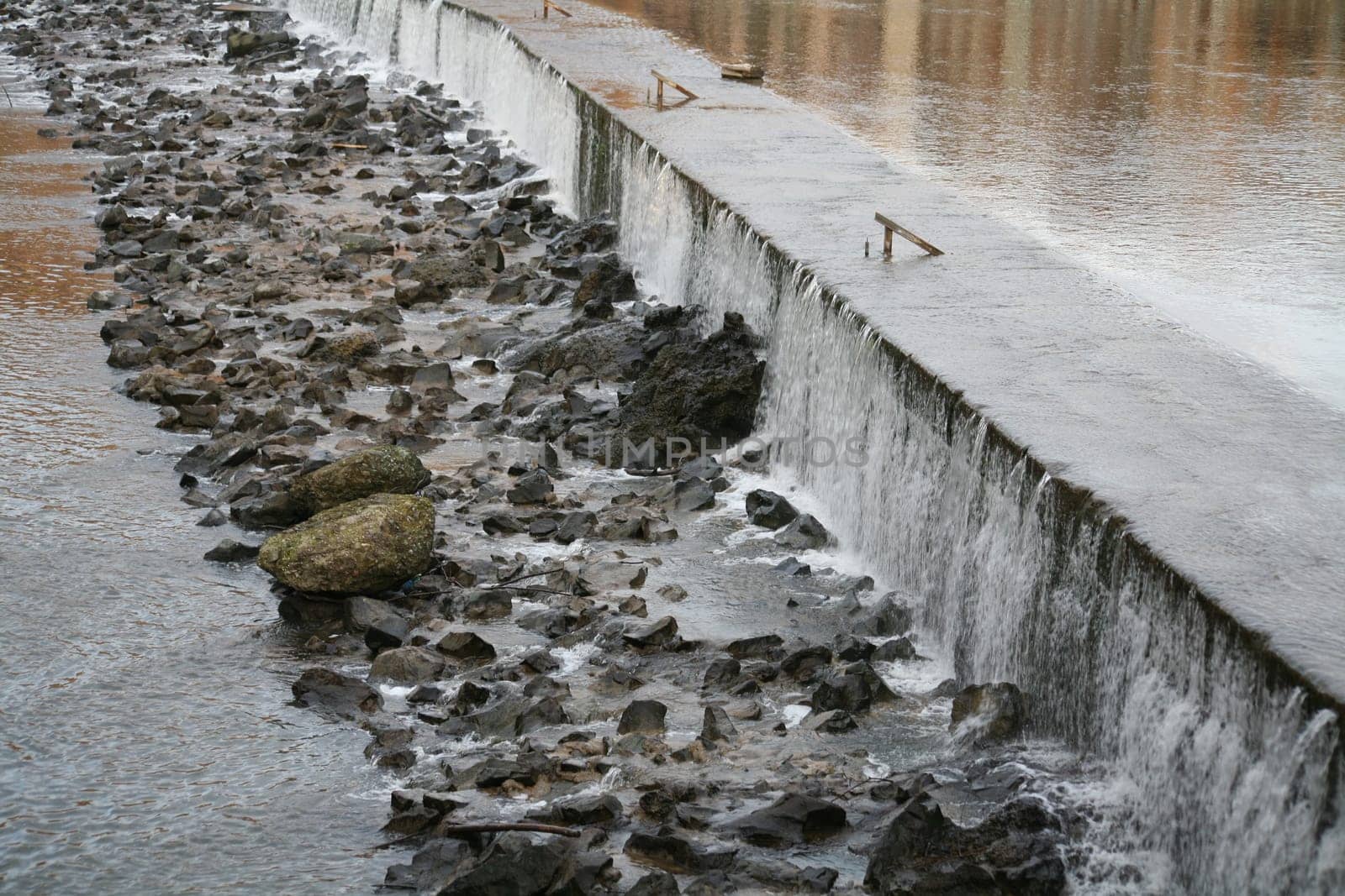 Low water in the Weser near Hamelin (Lower Saxony)