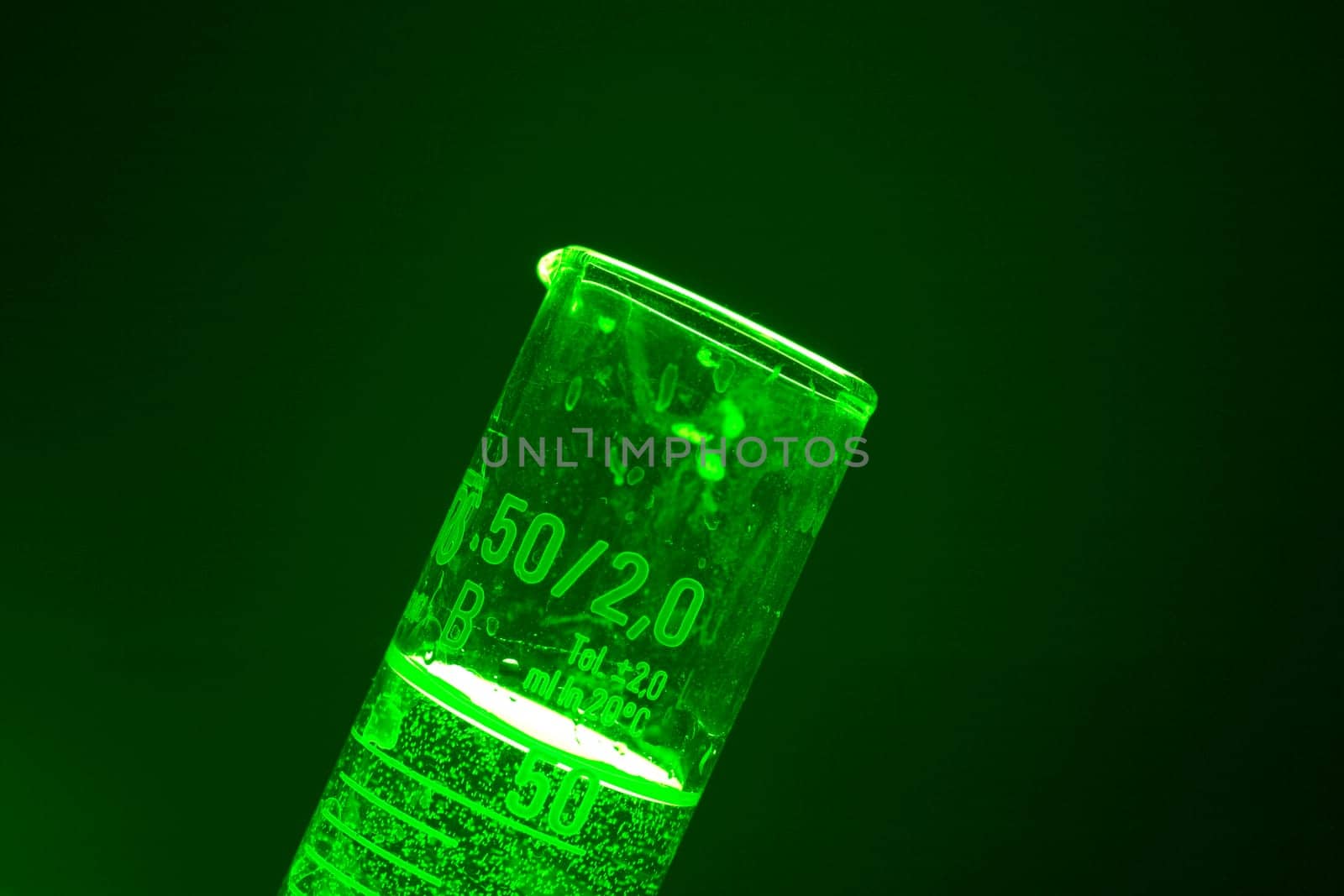 Measuring cylinder illuminated
