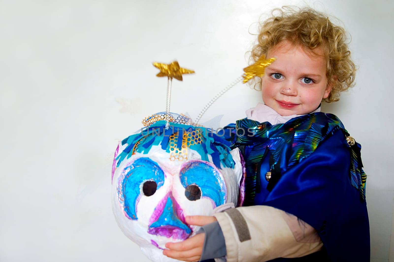 Leoni made this larva (as they say in Basel) with her mother herself from papier-mâché. But then she was afraid to wear them,it was too cramped for her. She then went to the children's parade with the half-larva (see picture little girl with larv