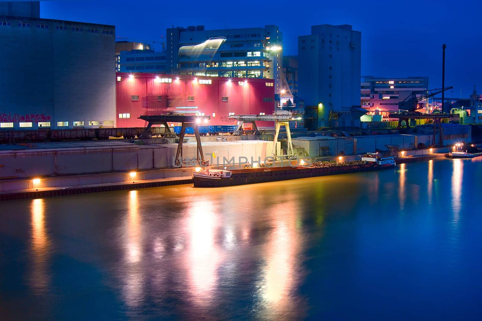The buildings on this port site will soon be demolished. The Novartis campus will then be built here,a research park with laboratory and office buildings,which will be built by renowned international architects. This is where work is done