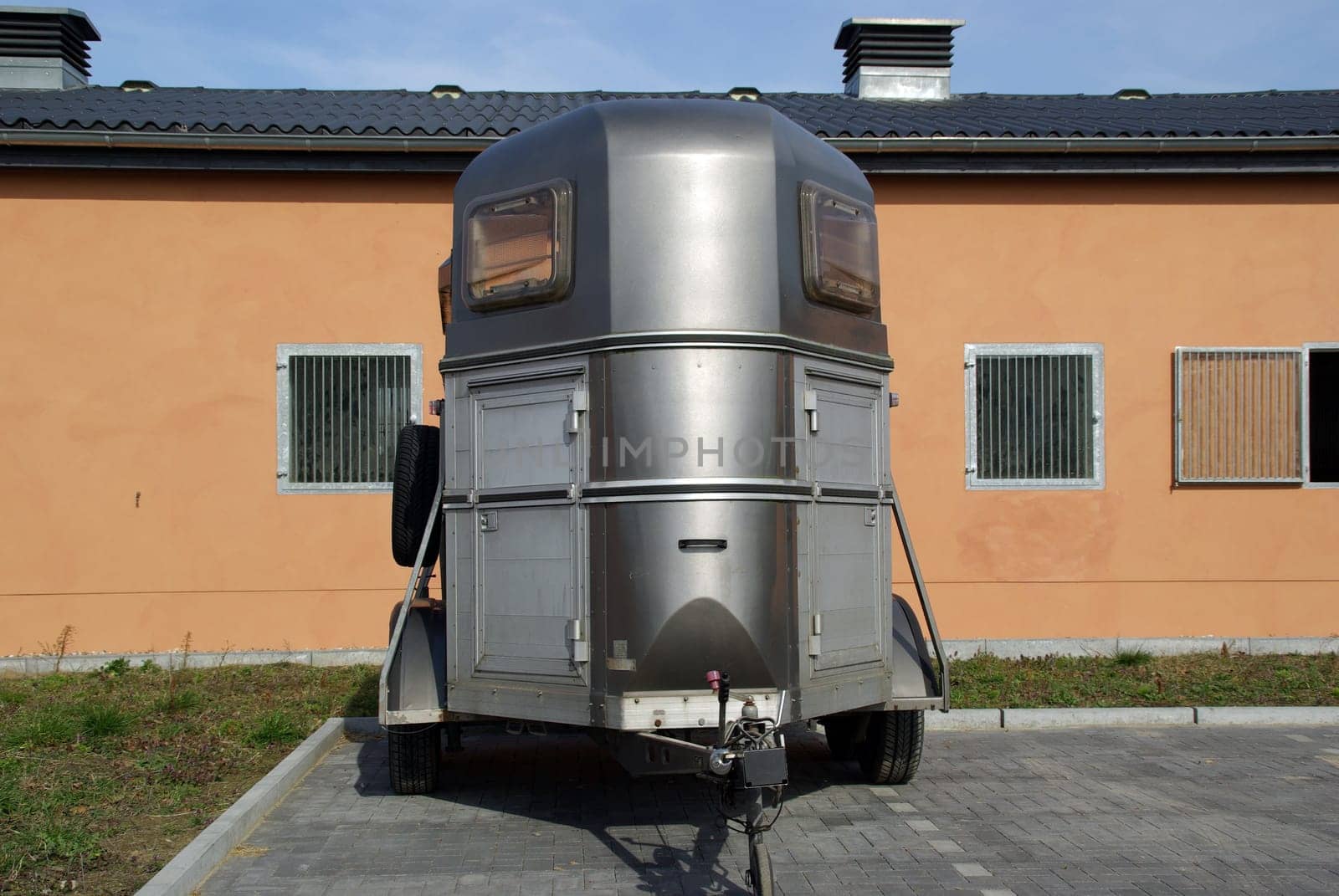 Horse transport trailer