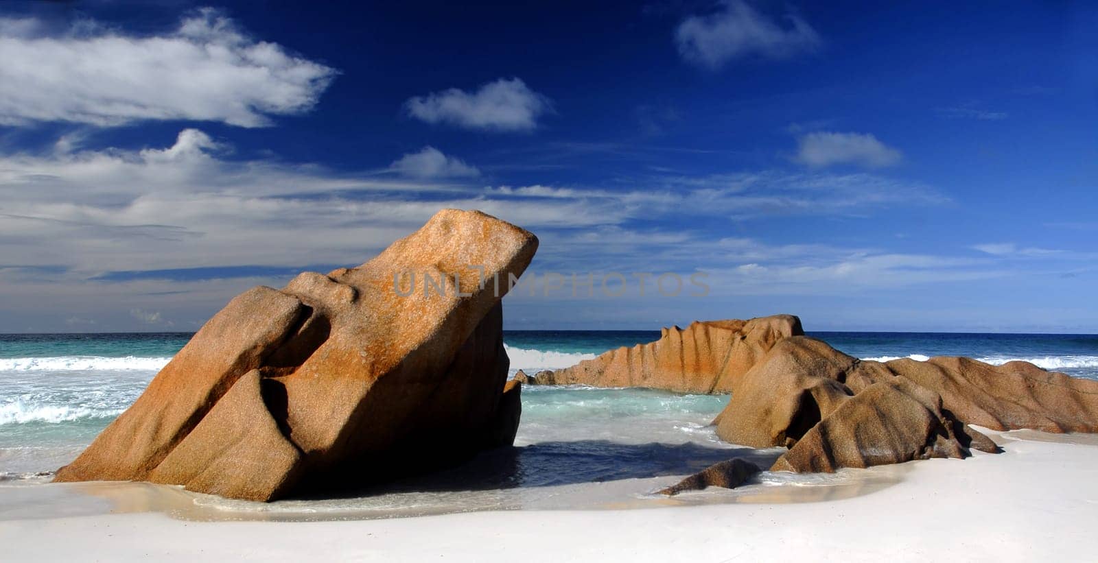 The Seychelles are a total of 115 granite and coral islands in the Indian Ocean. Only 21 of them are inhabited. The Seychelles impress above all with its diverse tropical vegetation. On the islands are giant tortoises and rare vog